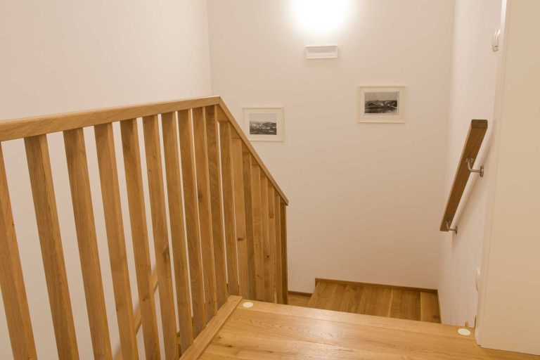 dřevěné schodiště se zábradlím