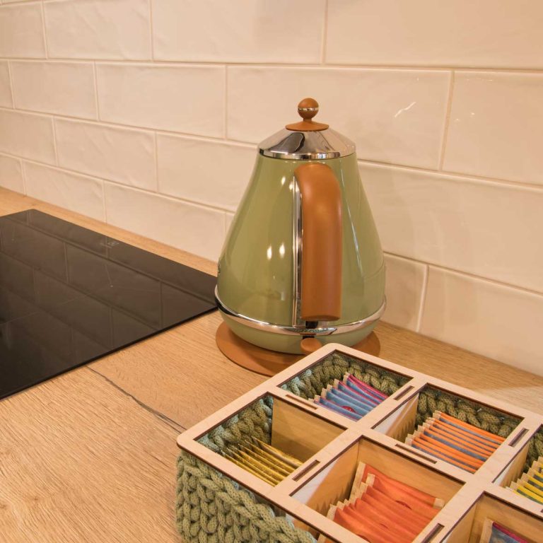 rustikální krabička s výběrem čajů, varná konvice