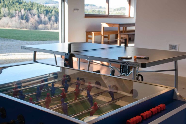 společenská místnost s ping-pongovým stolem a stolním fotbalem