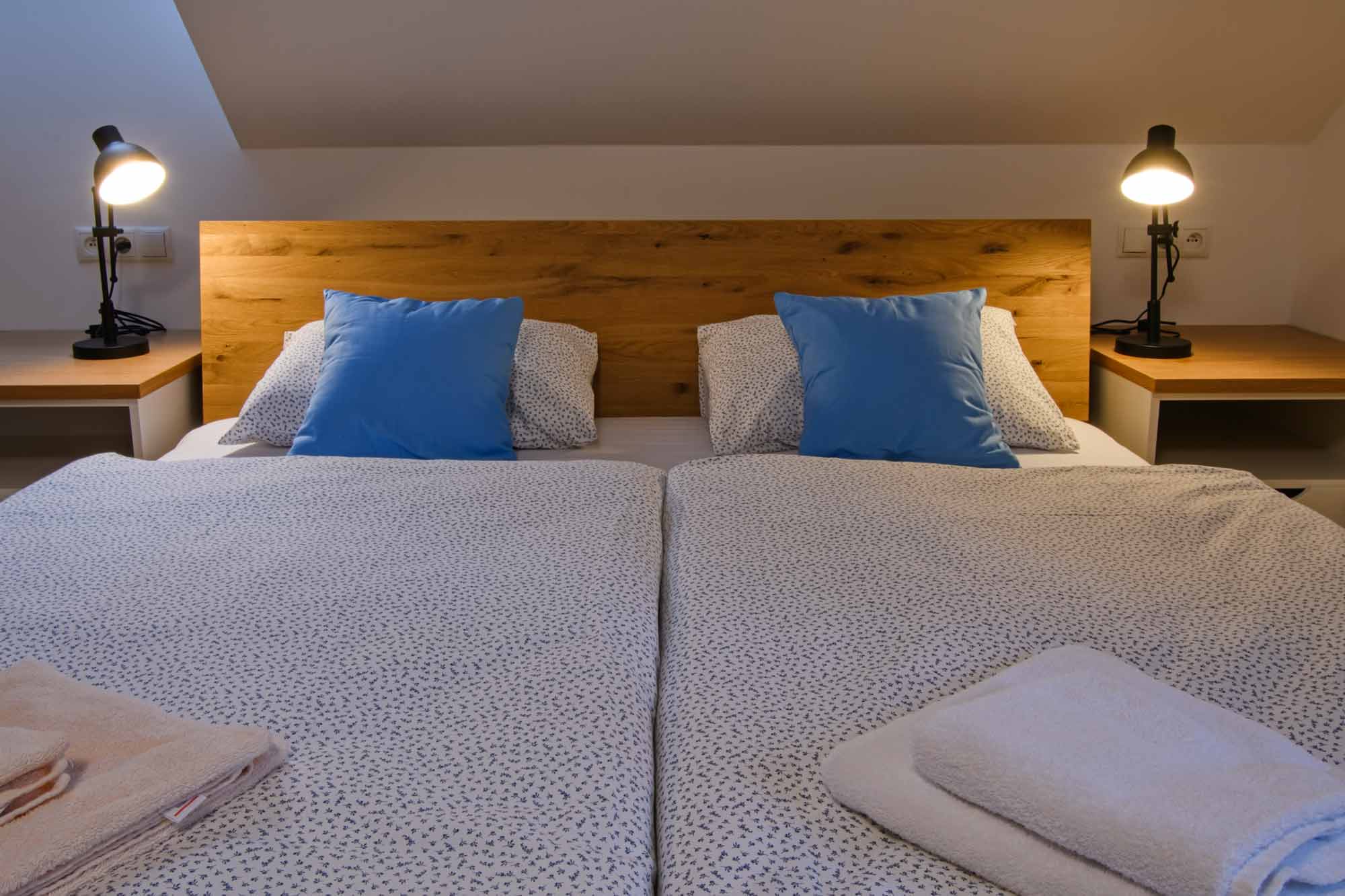 pohled na postel v modrém pokoji